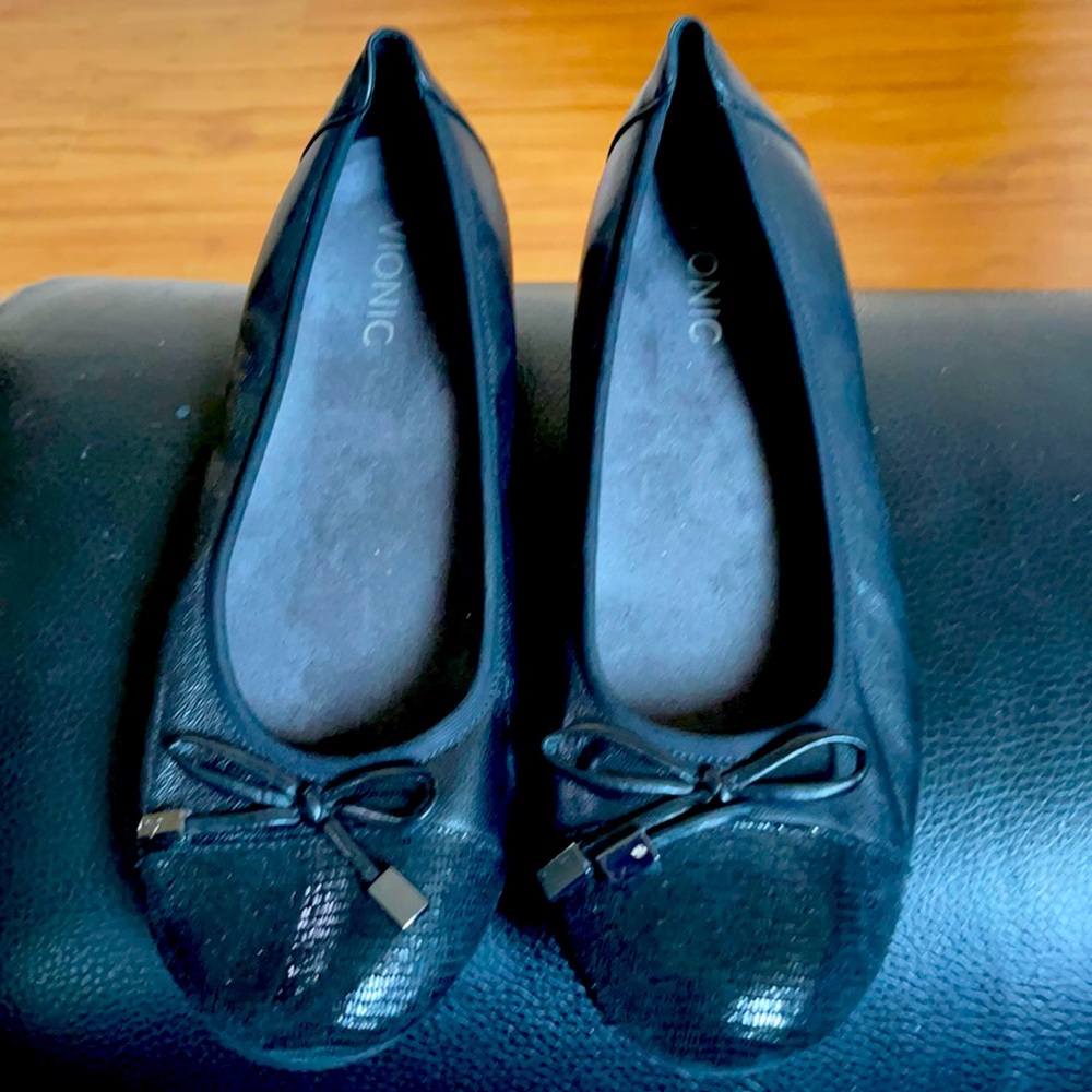 NWOT Vionic Black Flats New w/out tags.